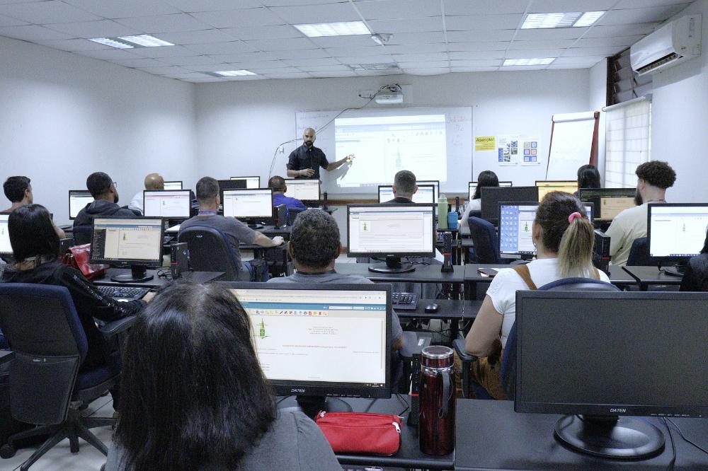 Capa da notícia: Novos cursos à distância são oferecidos pela Escola de Governo
