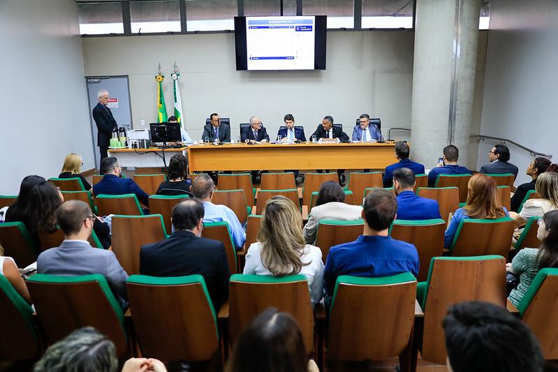 Capa da notícia: GDF busca superávit de R$ 2 bilhões até o fim do ano