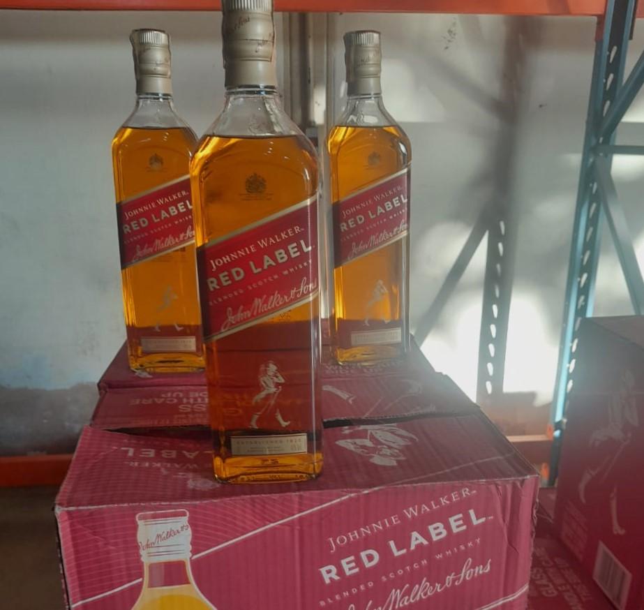 Capa da notícia: GDF recolhe whisky, vodka e gin sem nota fiscal no fim de semana